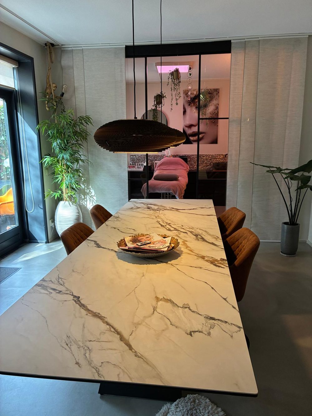 Marmeren tafel in de intakeruimte, met de behandelkamer erachter