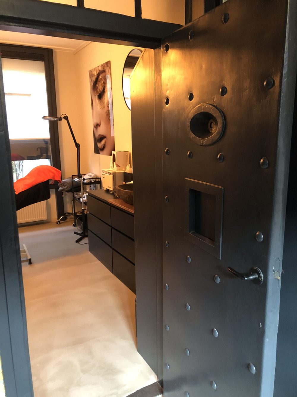 De salon, met zicht op de behandelkamer
